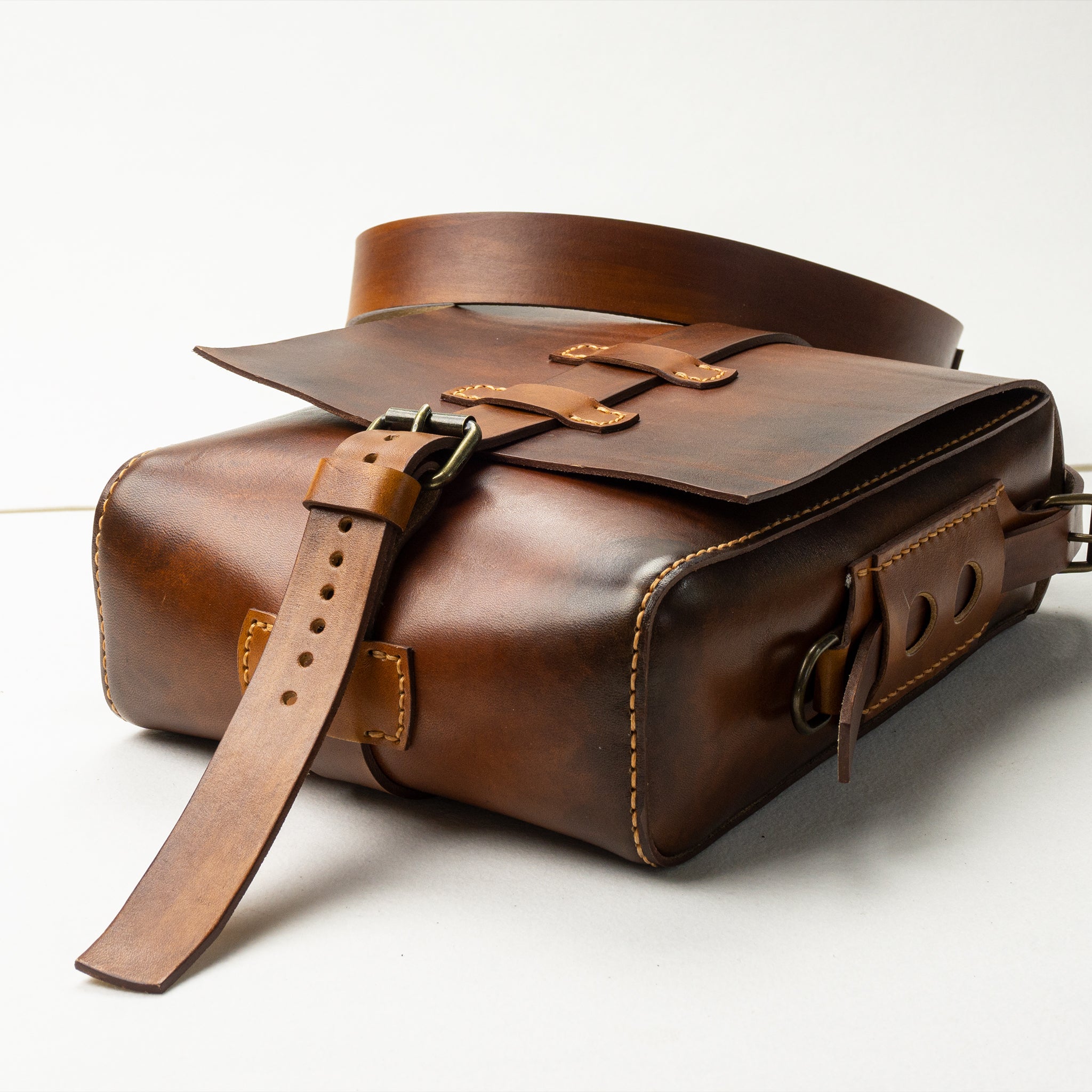 Woolfell — Vertical crossbody leather bag